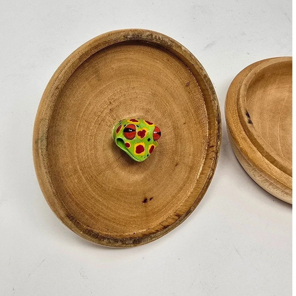 Vtg whimsical wooden trinket box poison dart frog stuck in the lid amphibian